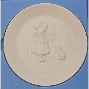 Holly Hobbie 1979 First Annual Plate Limited Edition Porcelain Collectible